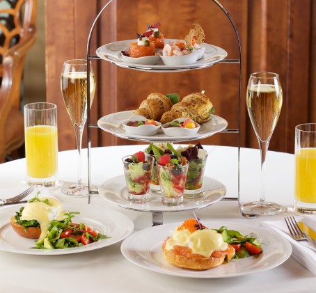 Vėlyvieji savaitgalio pusryčiai bare „California Bar & Restaurant“ vienam