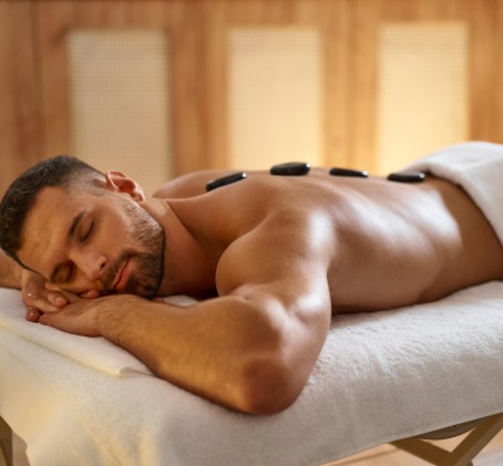 Karštų akmenų masažas „VibraMedica“ klinikoje