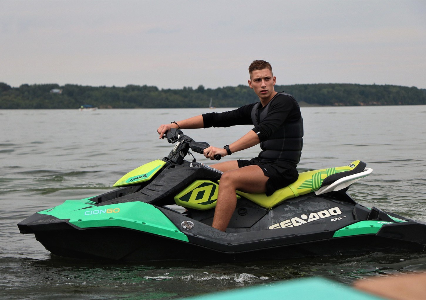 Skriekite vandens motociklu (30 min.)