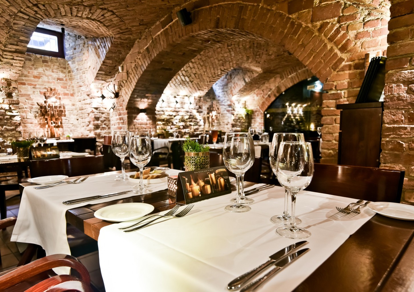 Prabangi 4 patiekalų vakarienė restorane „Avilys“ dviem