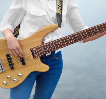 Bosinės gitaros pamokos (8 kartai)