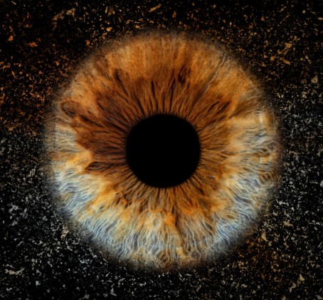 Skaitmeninė akies rainelės nuotrauka studijoje „Akių fotografija“