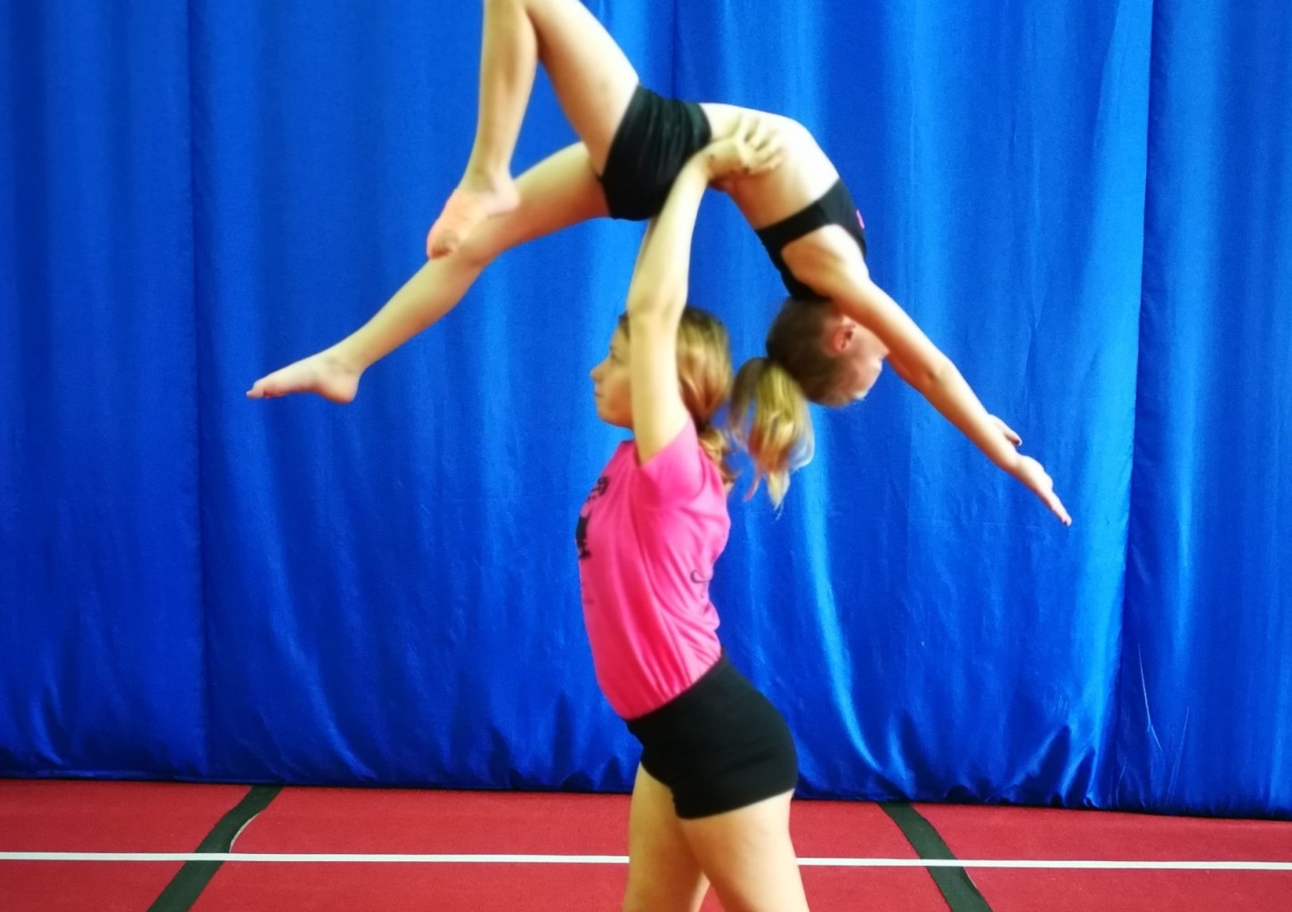 Šeimos akrobatika (suaugęs ir vaikas) studijoje „Krokodiliukas“