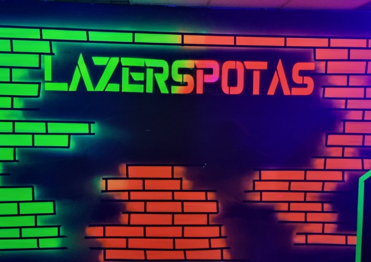 Žaidimas lazeriniais ginklais arenoje „Lazerspotas“ (dienos metu)