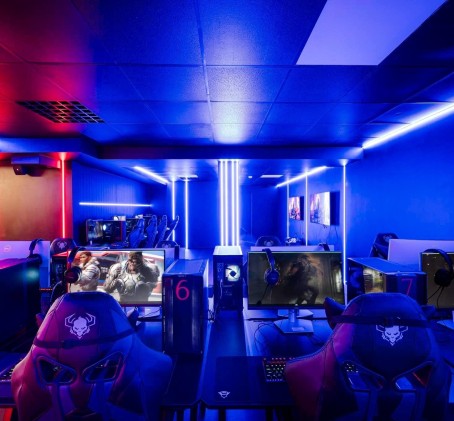 Pramogos  „Cyber Space“ erdvėje (PC, PS)