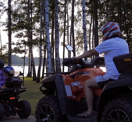 Pramogos su keturračiais poilsio komplekse „Molėtai resort“