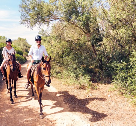 Jodinėjimas žirgais po miškus dviem