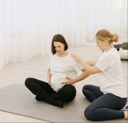 Grupinė nėščiųjų treniruotė su kineziterapeute