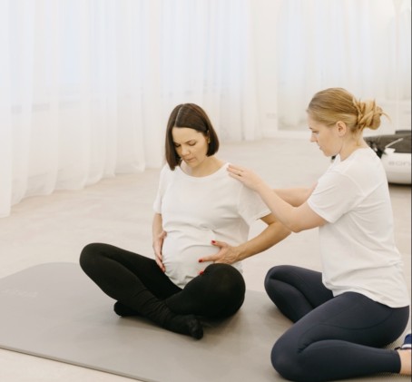Grupinė nėščiųjų treniruotė su kineziterapeute