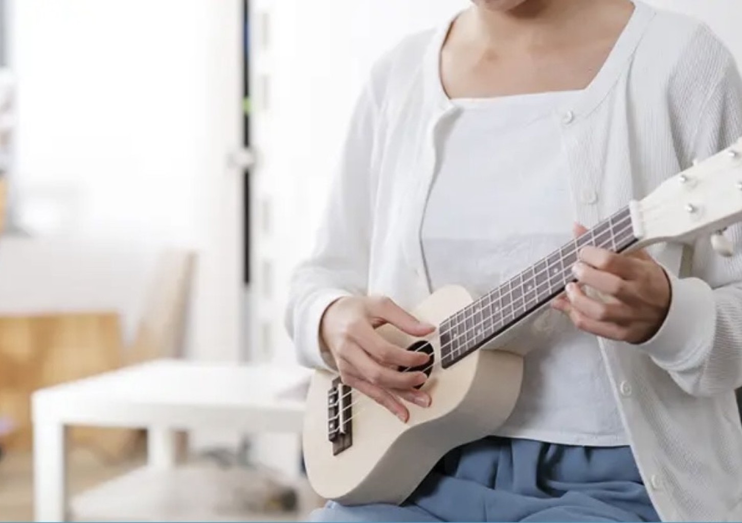 Ukulelės pamokos muzikos studijoje „Visos Stygos“