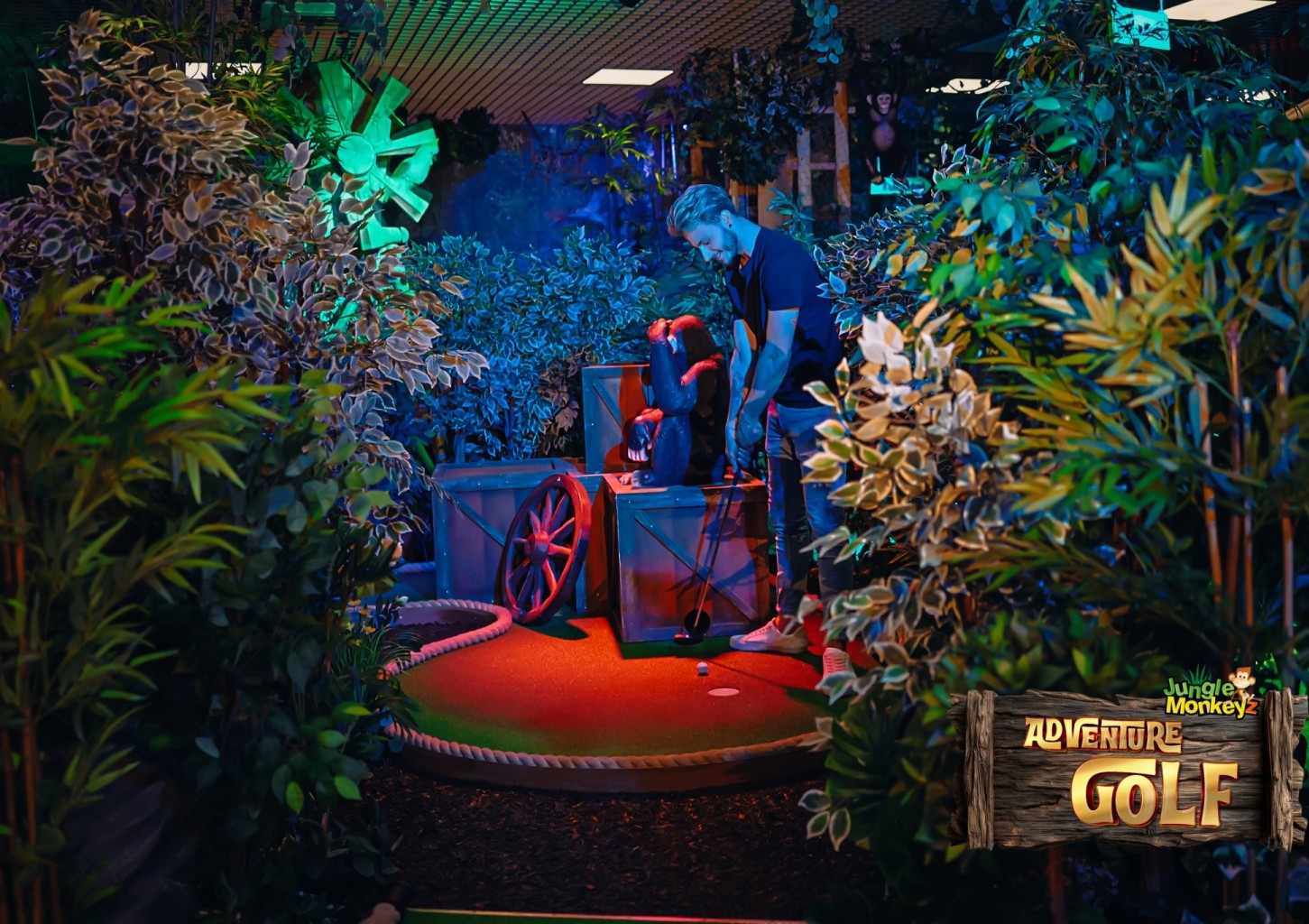 Mini golfo pramoga dviem „Jungle Monkeyz“ studijoje