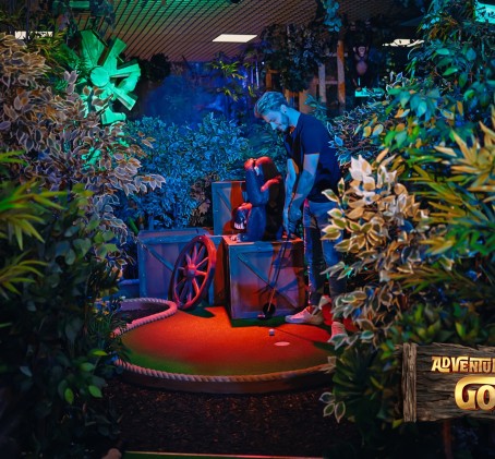 Mini golfo pramoga dviem „Jungle Monkeyz“ studijoje