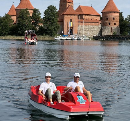 Kelionė dviviečiu ar keturviečiu vandens dviračiu