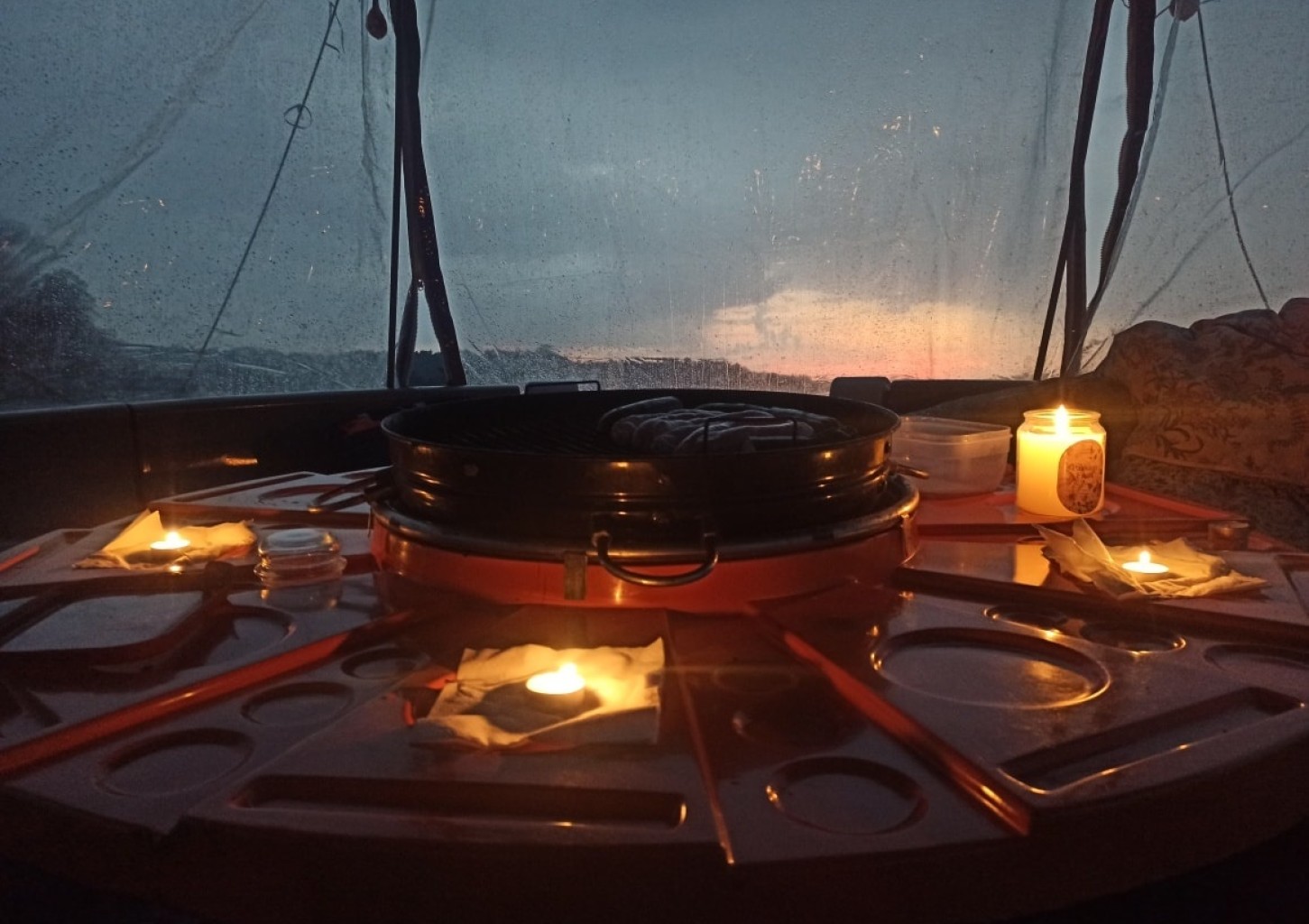 Išskirtinis pasiplaukiojimas „BBQ laivu“ Trakuose