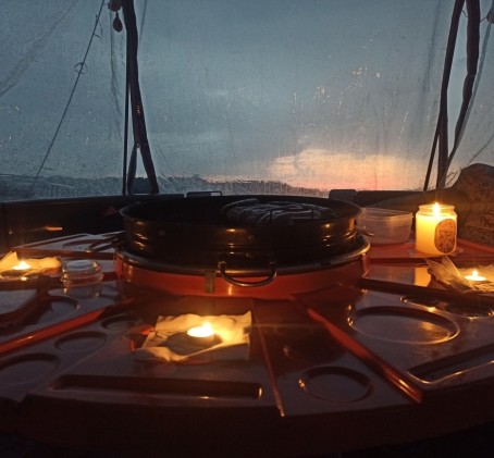 Išskirtinis pasiplaukiojimas „BBQ laivu“ Trakuose