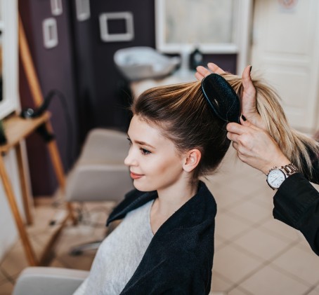 Dvigubo drėkinimo procedūra pažeistiems plaukams