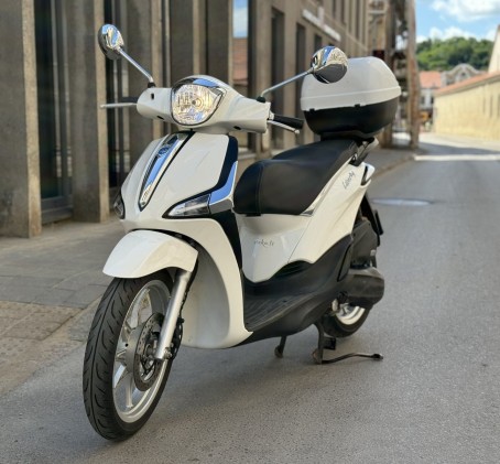 Gaudyk vėją skriedamas motoroleriu