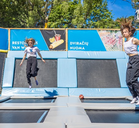 Pramogos „Palangos vasaros parke“: batutai + „Ninja Warrior“ + labirintas
