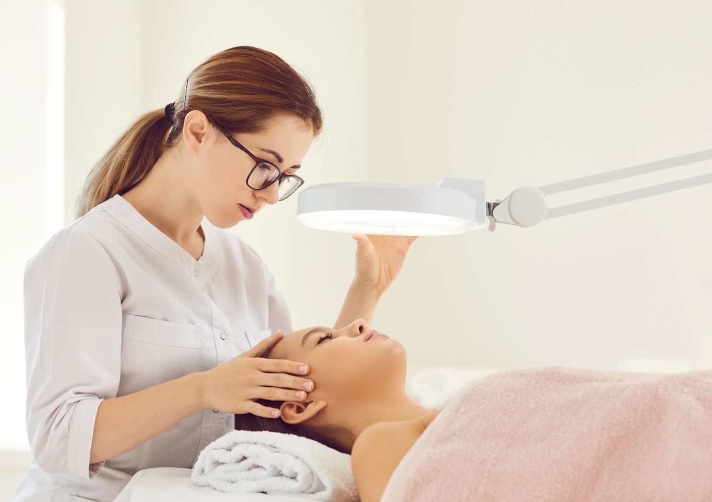 Blakstienų laminavimas, prisotinimas keratinu ir dažymas