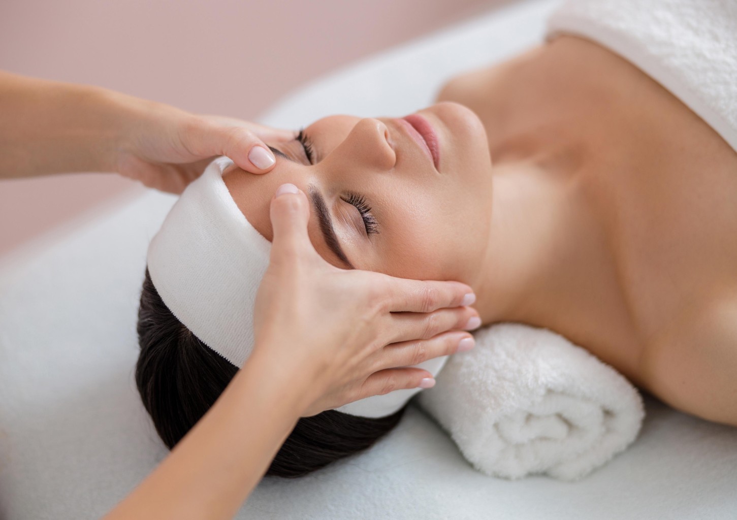 Klasikinis veido ir dekolte masažas su kokoso aliejumi