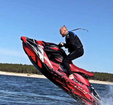 Pasiplaukiojimas išskirtinio dizaino čipuotu vandens motociklu (45 min.)