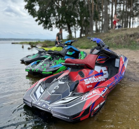 Pasiplaukiojimas išskirtinio dizaino čipuotu vandens motociklu (1 val.)
