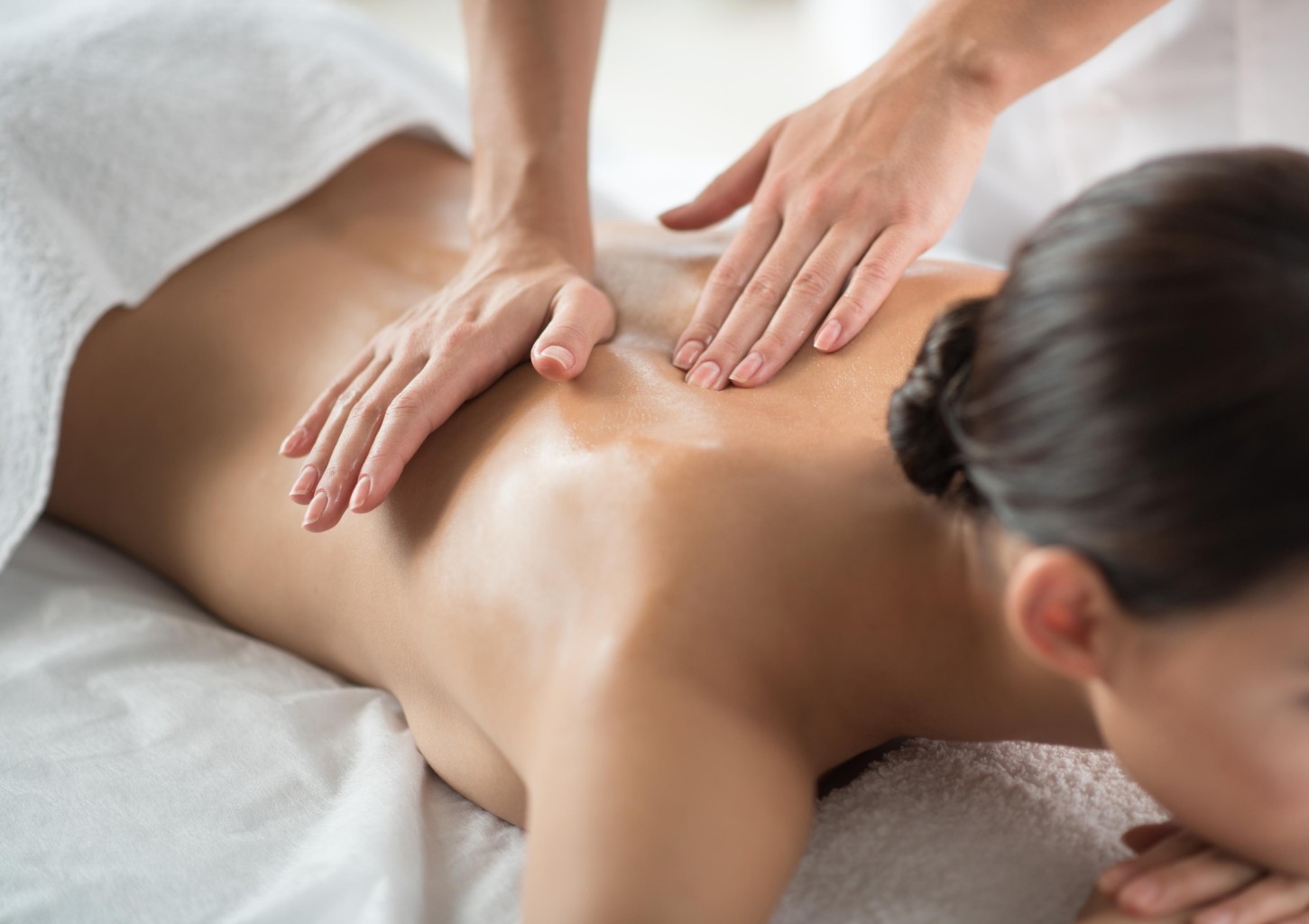 Giliųjų audinių nugaros masažas (1 val.)