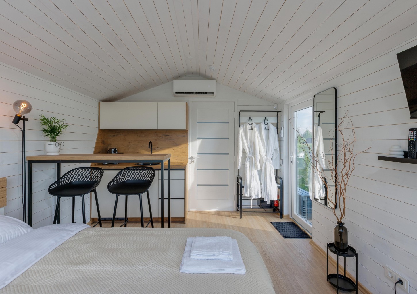 2 naktys namelyje ant ežero kranto DVIEM darbo dienomis šaltuoju sezonu