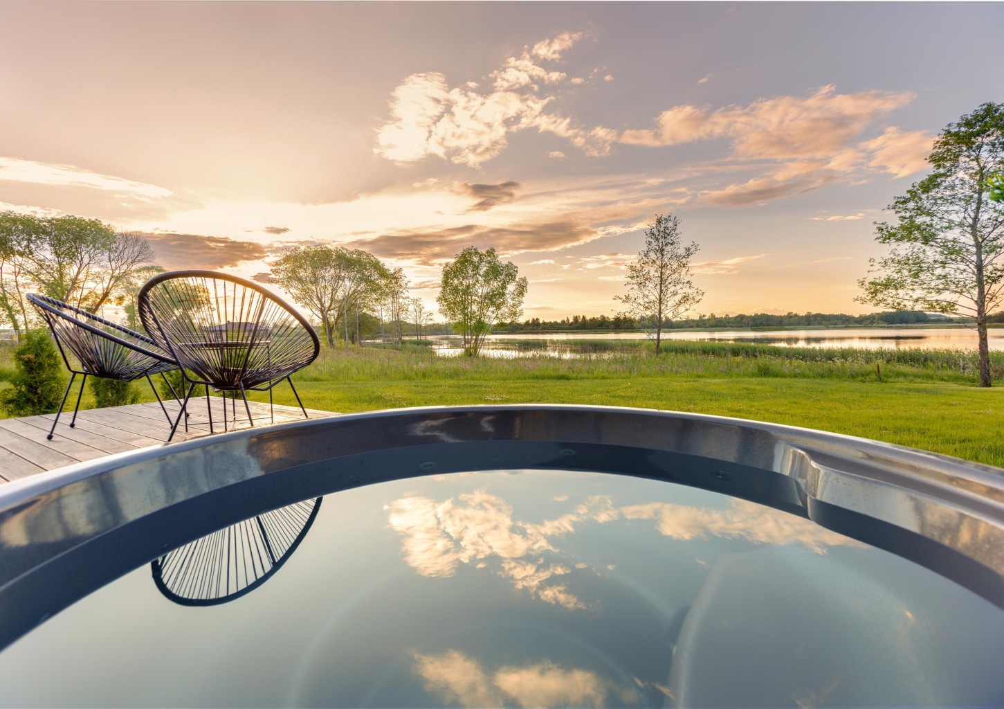 1 naktis namelyje ant ežero kranto DVIEM su erdvia sūkurine vonia