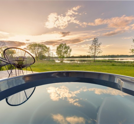 1 naktis namelyje ant ežero kranto DVIEM su erdvia sūkurine vonia