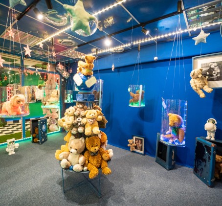 Apsilankymas Raganiukės teatro naujame meškinų muziejuje „PLUSHY B 55“ dviem