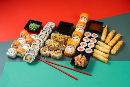 Šventinis 48 vnt. sušių rinkinys restorane „Sushi lovers“