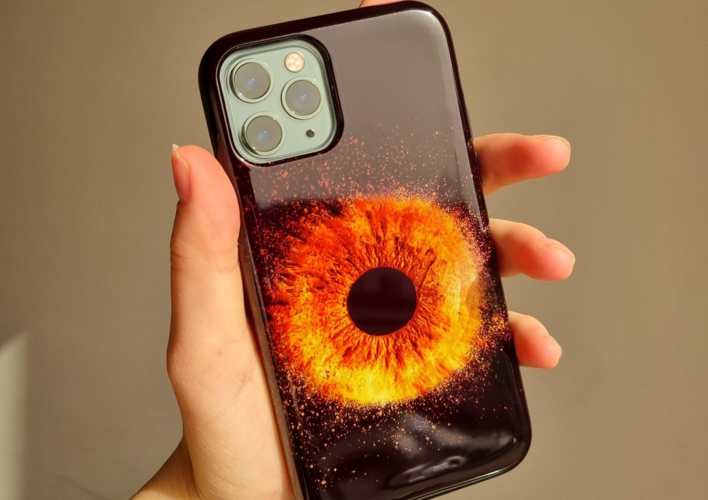 Telefono dėkliukas su akies rainelės nuotrauka