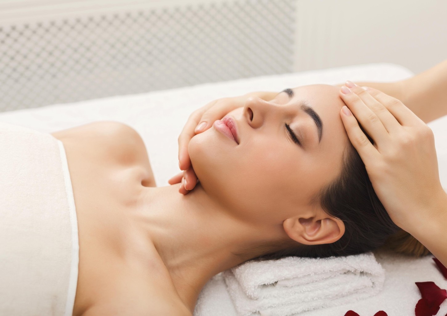 Veido drėkinimas ir limfodrenažinis masažas su „R-Sleek Face“ aparatu