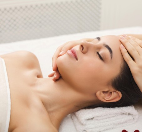 Veido drėkinimas ir limfodrenažinis masažas su „R-Sleek Face“ aparatu
