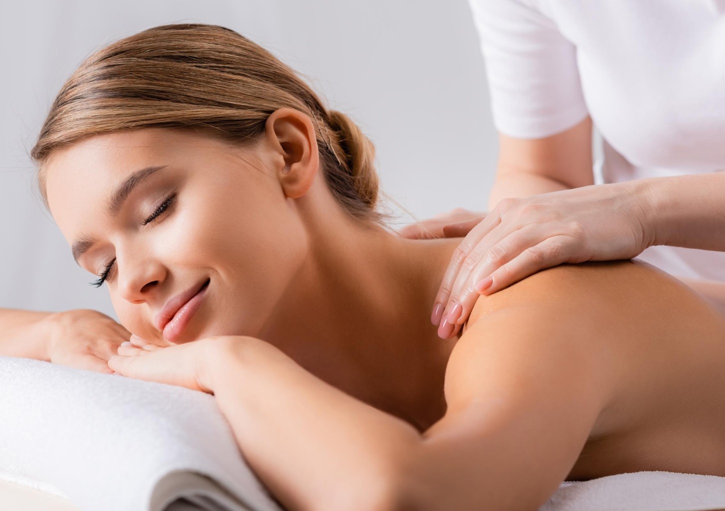 Galvos, sprando ir pečių juostos masažas