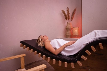 Poilsis SPA baseino ir pirčių erdvėje su „Stimawell“ nugaros masažu
