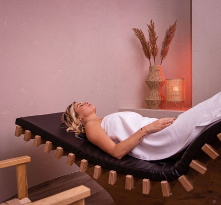 Poilsis SPA baseino ir pirčių erdvėje su „Stimawell“ nugaros masažu