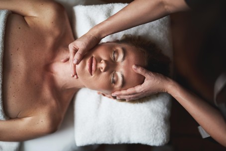 Harmonizuojantis Shiatsu galvos, kaklo ir apykaklės masažas