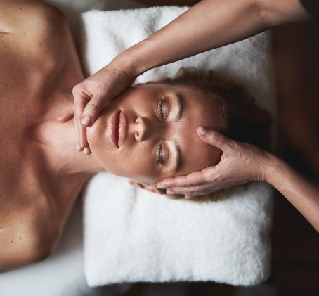 Harmonizuojantis Shiatsu galvos, kaklo ir apykaklės masažas
