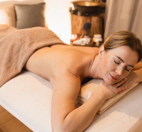 Nugaros, kaklo ir dekoltė masažas salone „Harmonijos menė“ Vilniuje