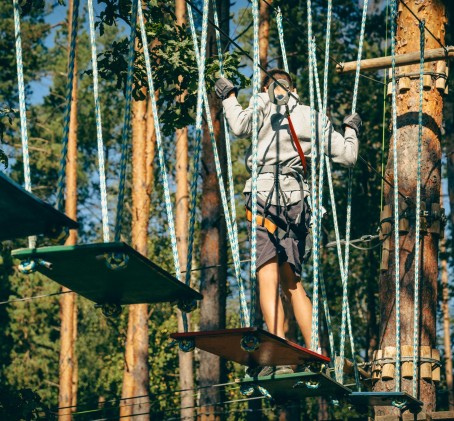 Pramogos, laipynės ir skrydis per Nemuną pramogų parke „Tarzanija“ DVIEM