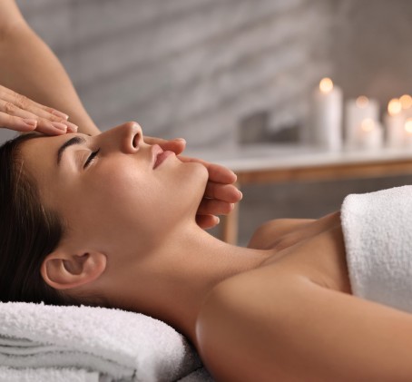 Stangrinamasis veido masažas su GUA SHA