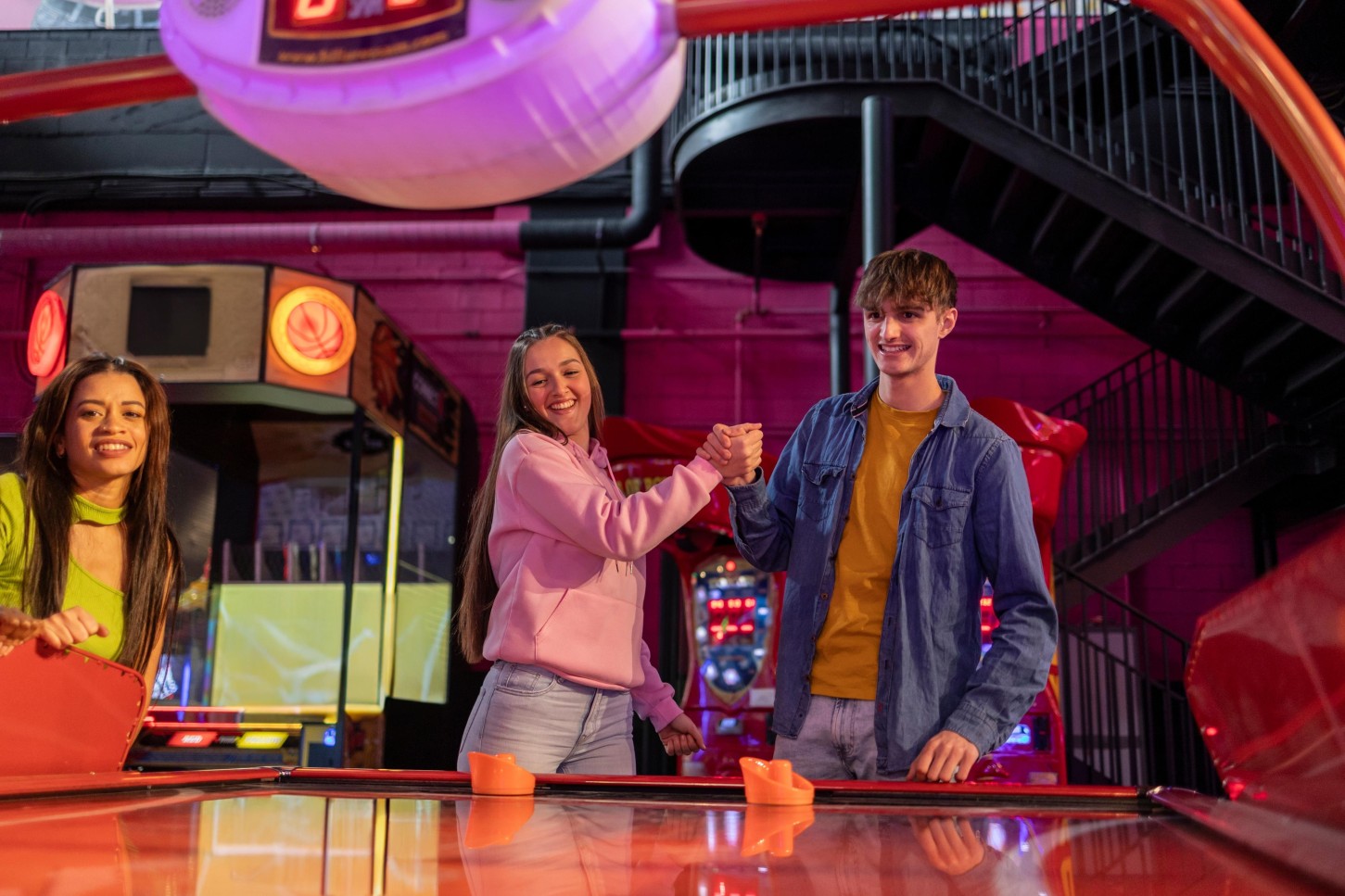 Boulingas ir „Arcade“ žaidimai pramogų centre „ACTION! by Apollo“