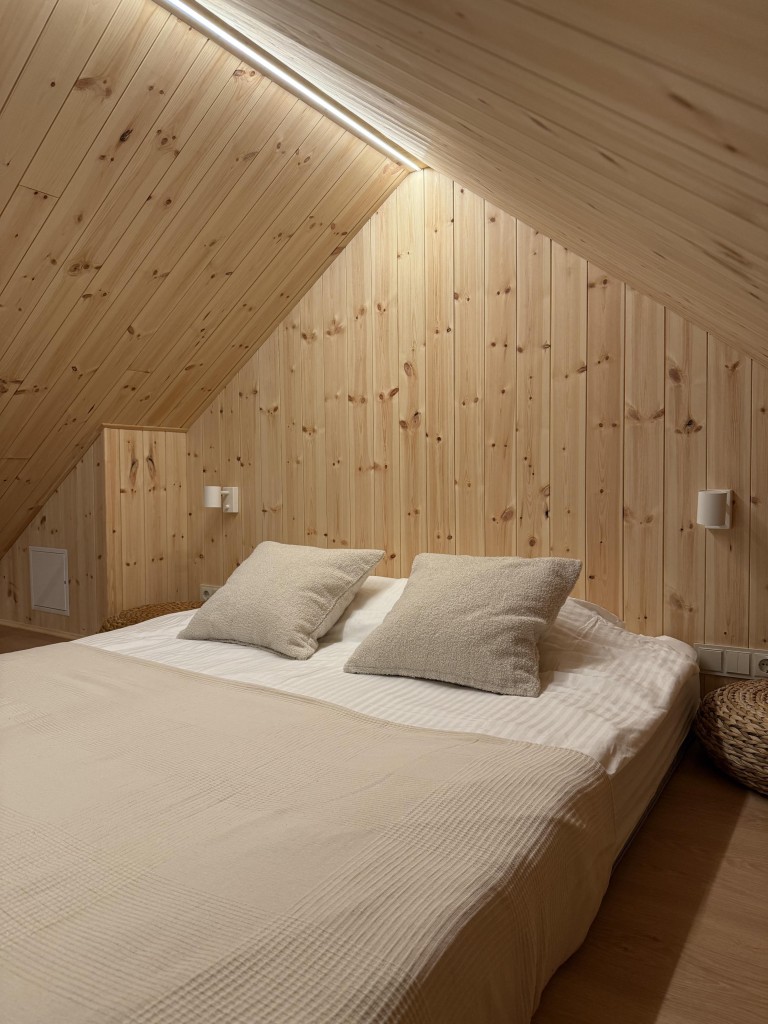 Nakties poilsis „Miško kortai“ namelyje su miegamuoju palėpėje 1 asm.