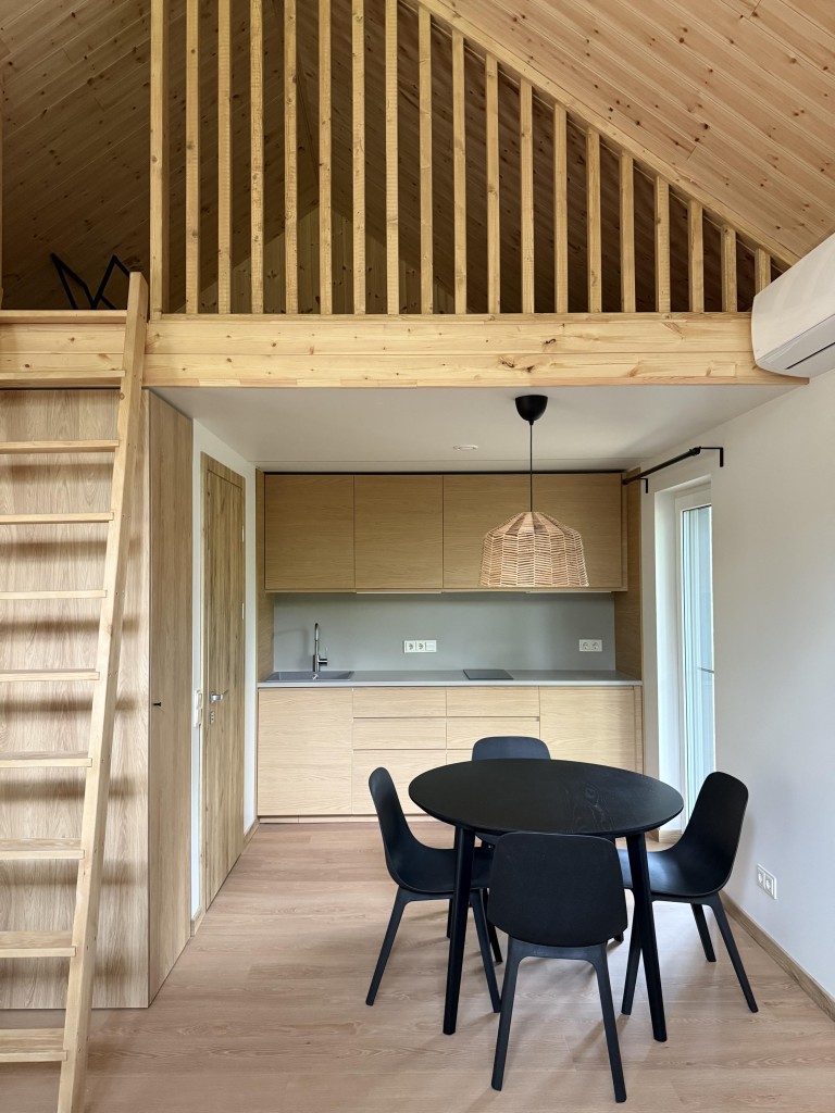 Nakties poilsis „Miško kortai“ namelyje su miegamuoju palėpėje 2 asm.