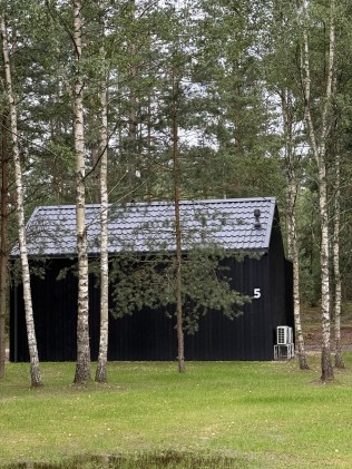 Nakties poilsis „Miško kortai“ namelyje su miegamuoju palėpėje 4 asm.