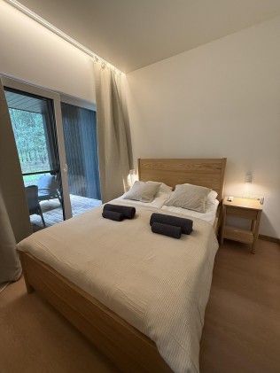 Nakties poilsis „Miško kortai“ namelyje su atskiru miegamuoju 2 asm.