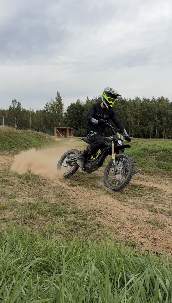 Pasivažinėjimas elektriniais motociklais su instruktoriumi (20 min.)