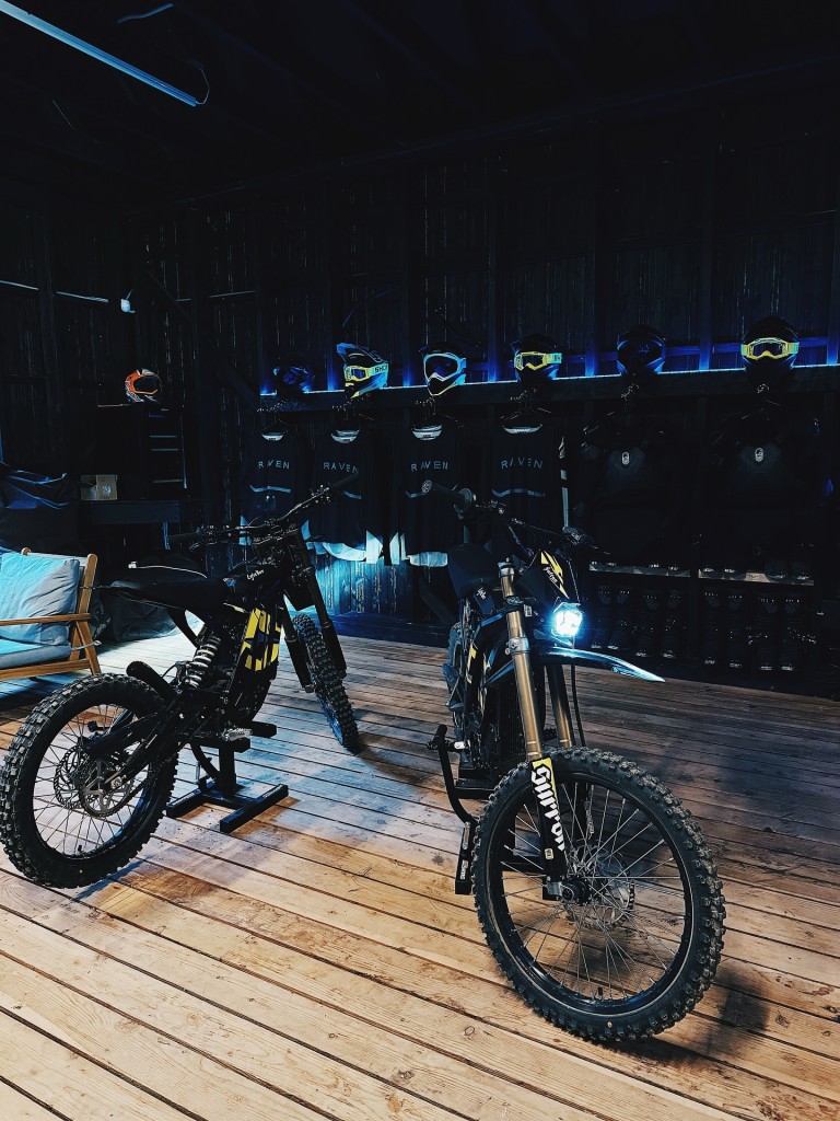 Pasivažinėjimas elektriniais motociklais su instruktoriumi (40 min.)